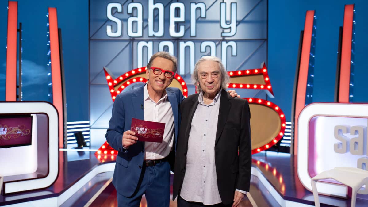 El presentador de 'Saber y Ganar', Jordi Hurtado (i) y el creador del programa, Sergi Schaaff (d).