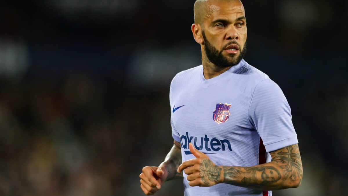 Dani Alves del FC Barcelona mira durante el partido de la Liga Santander entre el Levante UD y el FC Barcelona en el Estadio Ciutat de Valencia