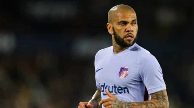 Dani Alves del FC Barcelona mira durante el partido de la Liga Santander entre el Levante UD y el FC Barcelona en el Estadio Ciutat de Valencia