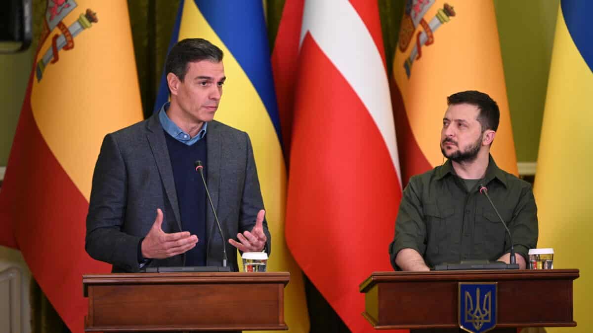 El presidente del Gobierno, Pedro Sánchez (i), ofrece declaraciones a los medios de comunicación tras reunirse con el presidente de Ucrania, Volodimir Zelenski (d)