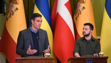 Sánchez expresa a Zelenski su "apoyo total" y se compromete a seguir adiestrando militares ucranianos y más envíos de material