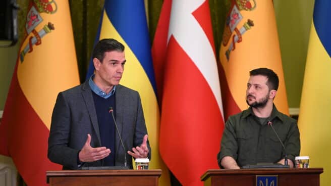 El presidente del Gobierno, Pedro Sánchez (i), ofrece declaraciones a los medios de comunicación tras reunirse con el presidente de Ucrania, Volodimir Zelenski (d)