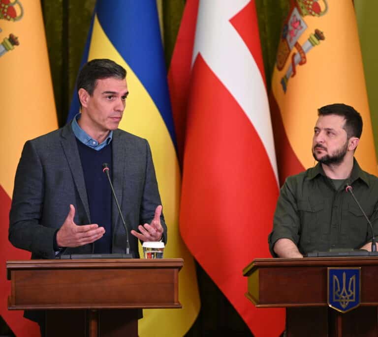 Sánchez expresa a Zelenski su "apoyo total" y se compromete a seguir adiestrando militares ucranianos y más envíos de material