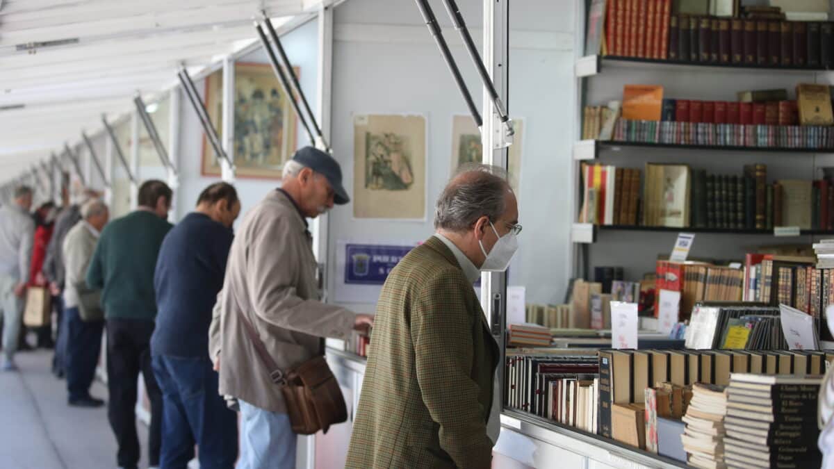 Varias personas en las casetas de la 44ª edición de la Feria del Libro Antiguo, en el Paseo de Recoletos, a 5 de mayo de 2022