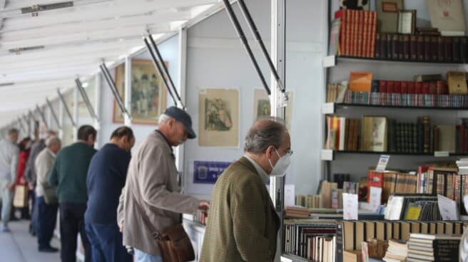 Varias personas en las casetas de la 44ª edición de la Feria del Libro Antiguo, en el Paseo de Recoletos, a 5 de mayo de 2022