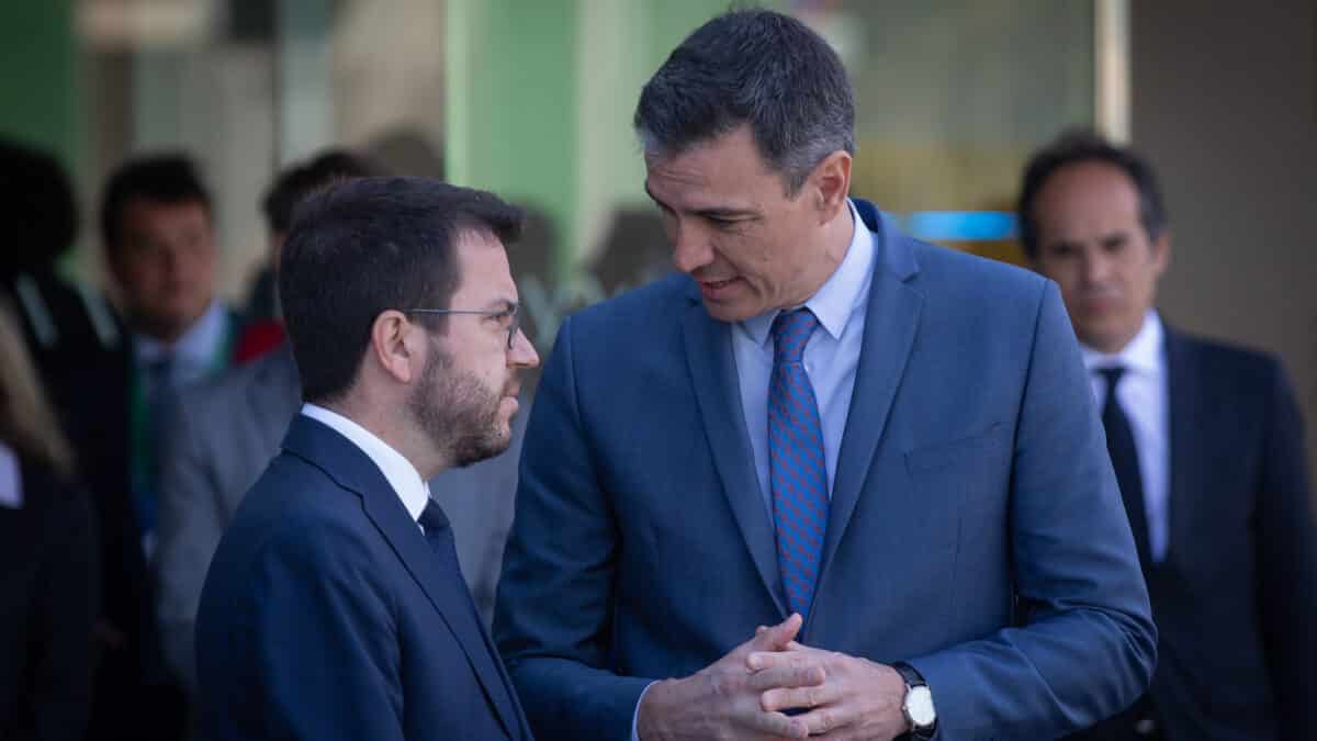 El presidente de la Generalitat, Pere Aragonès (i) y el presidente del Gobierno, Pedro Sánchez (d), mantienen una conversación en la puerta del hotel W Barcelona a su llegada a la jornada de clausura de la XXXVII Reunió Cercle d’Economia, a 6 de mayo de 2022, en Barcelona, Catalunya (España). Esta edición de la Reunión Cercle d’Economía, que se celebra en Barcelona del 4 al 6 de mayo, pone el acento en la construcción de una sociedad más unida para abordar unos desafíos comunes y globales. De la mano de expertos y políticos, durante tres días exploran soluciones que pasen por la justicia social, la colaboración europea y la innovación. 06 MAYO 2022¨;CERCLE;ECONOMIA;GENERALITAT: INDEPENDENTISMO David Zorrakino / Europa Press (Foto de ARCHIVO) 06/5/2022