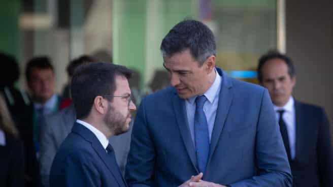 El presidente de la Generalitat, Pere Aragonès (i) y el presidente del Gobierno, Pedro Sánchez (d), mantienen una conversación en la puerta del hotel W Barcelona a su llegada a la jornada de clausura de la XXXVII Reunió Cercle d’Economia, a 6 de mayo de 2022, en Barcelona, Catalunya (España). Esta edición de la Reunión Cercle d’Economía, que se celebra en Barcelona del 4 al 6 de mayo, pone el acento en la construcción de una sociedad más unida para abordar unos desafíos comunes y globales. De la mano de expertos y políticos, durante tres días exploran soluciones que pasen por la justicia social, la colaboración europea y la innovación. 06 MAYO 2022¨;CERCLE;ECONOMIA;GENERALITAT: INDEPENDENTISMO David Zorrakino / Europa Press (Foto de ARCHIVO) 06/5/2022