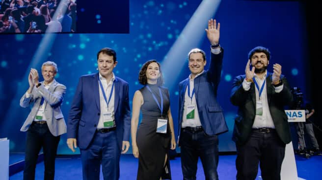 Génova opta para su campaña del 28-M por el estilo de Moreno frente al de Díaz Ayuso (I-D) El presidente de la Xunta de Galicia, Alfonso Rueda; el presidente de la Junta de Castilla y León, Alfonso Fernández Mañueco; la presidenta de la Comunidad de Madrid; Isabel Díaz Ayuso; el presidente de la Junta y candidato del PP de Andalucía a la reelección, Juanma Moreno; y el presidente de la Región de Murcia, Fernando López Miras