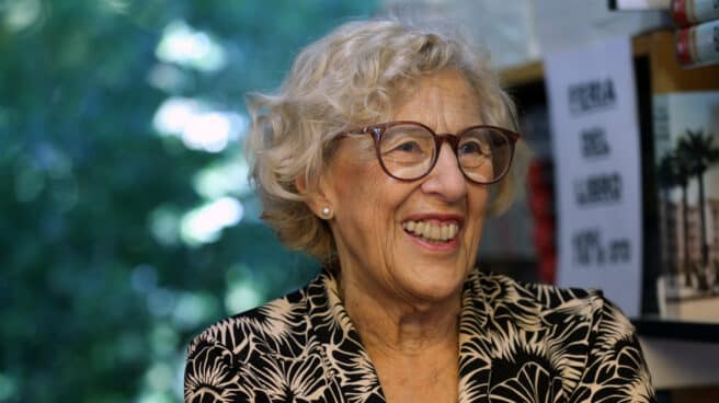 Manuela Carmena y la izquierda de jardín de infancia La exalcaldesa de Madrid, Manuela Carmena, firma libros en una caseta de la Feria del Libro 2022