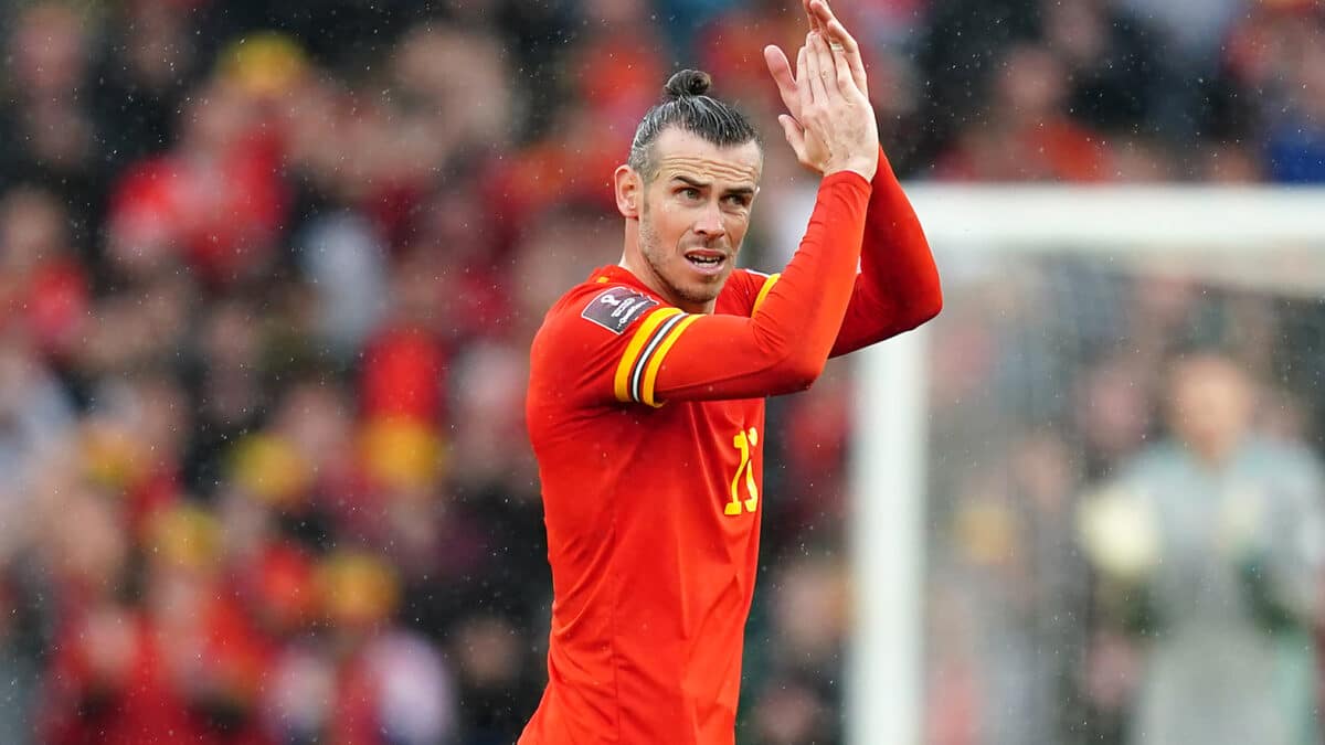 Gareth Bale, de Gales, aplaude a los fans después de ser sustituido