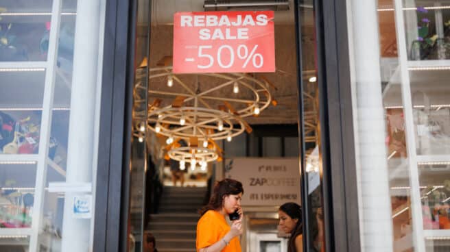 Mujer comprando descuentos en las rebajas de enero de 2023