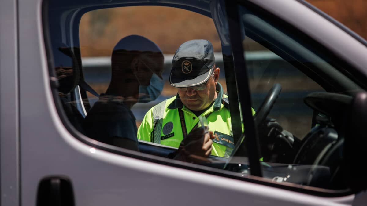 Control de un agente de la Guardia Civil.