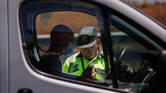 Control de un agente de la Guardia Civil. Control de un agente de la Guardia Civil.