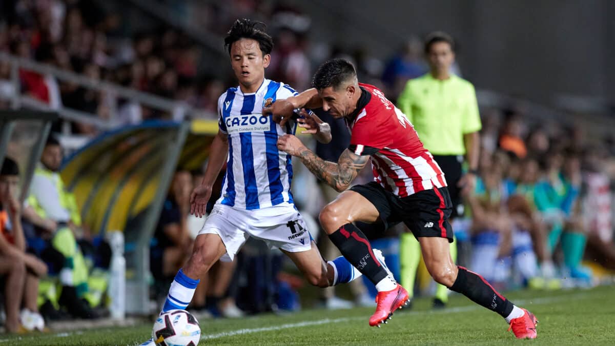 Dos jugadores del Athletic y Real Sociedad pugnan por un partido de LaLiga