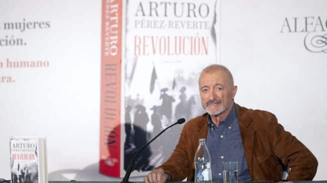 El escritor Arturo Pérez-Reverte durante la presentación de su libro ‘Revolución’, en The Westin Palace