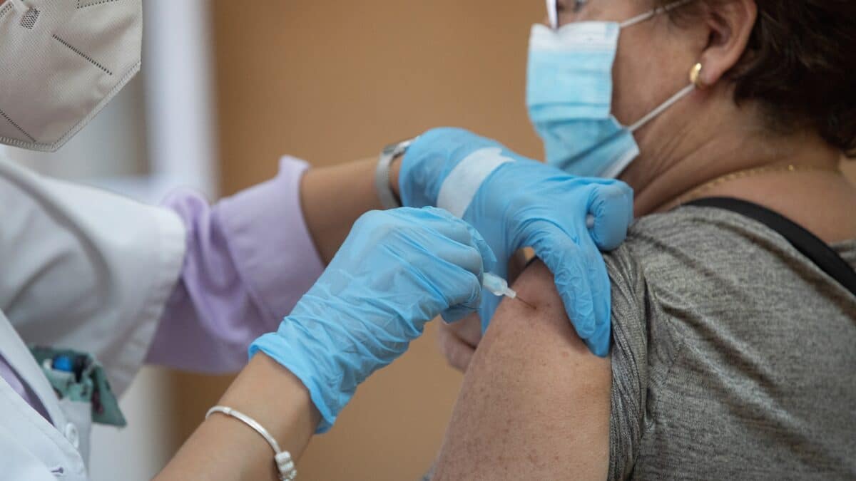 Una enfermera trabaja en la vacunación por el covid.