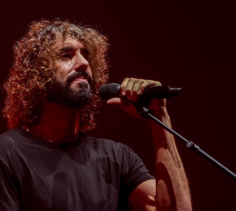 Mikel Izal anuncia el lanzamiento de su primer álbum en solitario