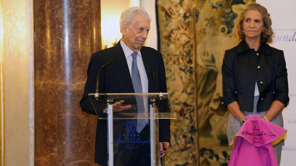 La Infanta Elena y Mario Vargas Llosa durante la entrega del 'Capote de las Artes 2022'