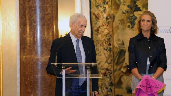 Vargas Llosa invita a Juan Carlos I a su ceremonia de ingreso en la Academia Francesa: "Soy un amigo de él" La Infanta Elena y Mario Vargas Llosa durante la entrega del 'Capote de las Artes 2022'