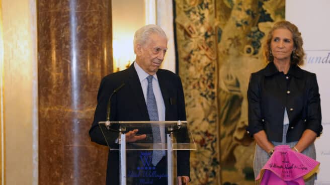 La Infanta Elena y Mario Vargas Llosa durante la entrega del 'Capote de las Artes 2022'