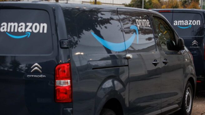Dos furgonetas de reparto de Amazon Prime. Dos furgonetas de reparto de Amazon Prime.