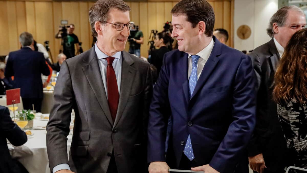 El presidente del PP, Alberto Núñez Feijóo (i) y el presidente de la Junta de Castilla y León, Alfonso Fernández Mañueco (d), durante un desayuno informativo de Europa Press