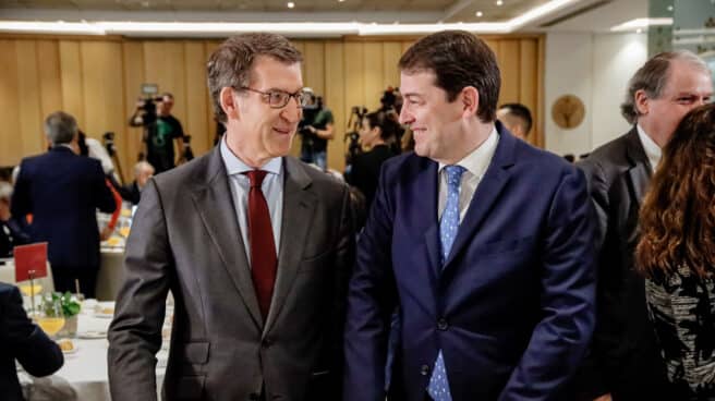 El presidente del PP, Alberto Núñez Feijóo (i) y el presidente de la Junta de Castilla y León, Alfonso Fernández Mañueco (d), durante un desayuno informativo de Europa Press