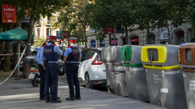 Investigan a un agente de los Mossos d'Esquadra por una presunta agresión sexual a una mujer trans Agentes de Policía conversan tras el encuentro de un cadáver en un contenedor del centro de Barcelon