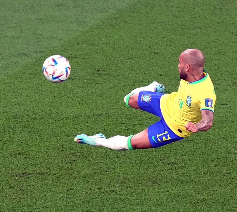 Alves: de ser el más laureado y luchar contra el racismo a ir a la cárcel por agresión sexual