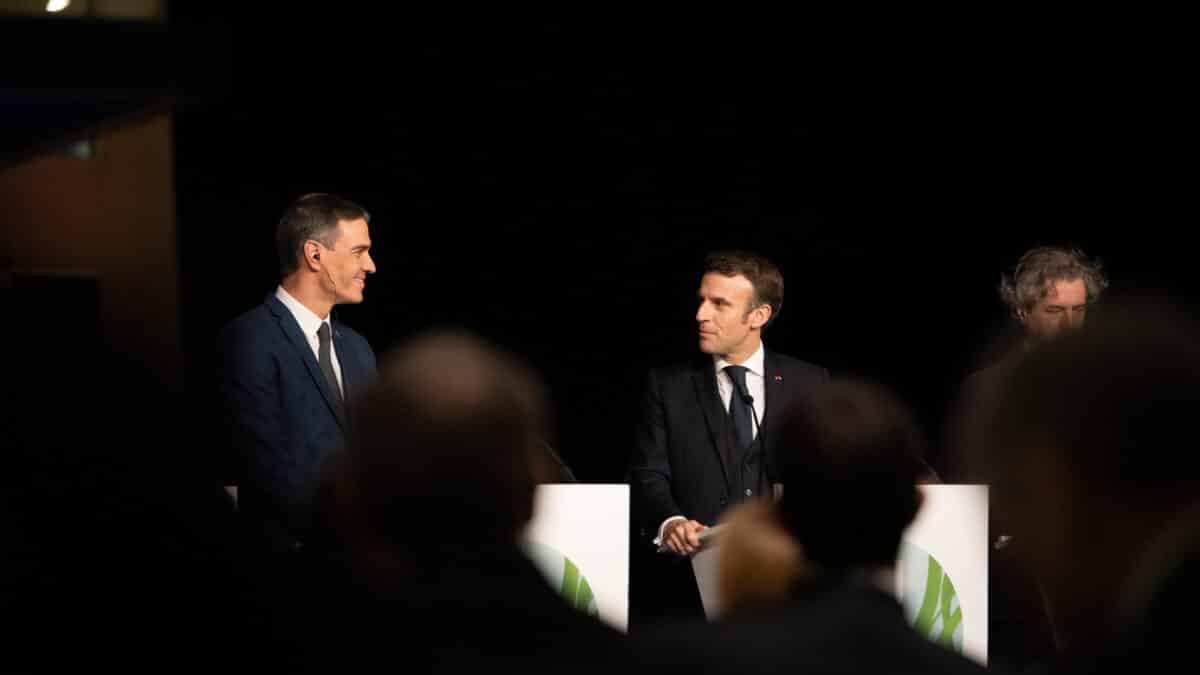 El presidente de España, Pedro Sánchez y el presidente de Francia, Emmanuele Macron, comparecen ante los medios de comunicación tras la celebración de la Cumbre Euromediterránea EU-MED9, en la Ciudad de la Luz de Alicante, a 9 de diciembre de 2022, en Alicante, Comunidad de Valencia (España). La Cumbre Euromediterránea (EU-MED9) fue aplazada hasta hoy por el positivo en covid de Pedro Sánchez en septiembre. Se trata del evento político de mayor relevancia que se celebra en Alicante en todo el siglo XXI en la que participan presidentes o jefes de gobierno de los países europeos de la ribera mediterránea: Portugal, Francia, Italia, Grecia, Malta, Chipre, Eslovenia y Croacia. Las consecuencias de la guerra en Ucrania es uno de los principales temas a tratar en este encuentro.