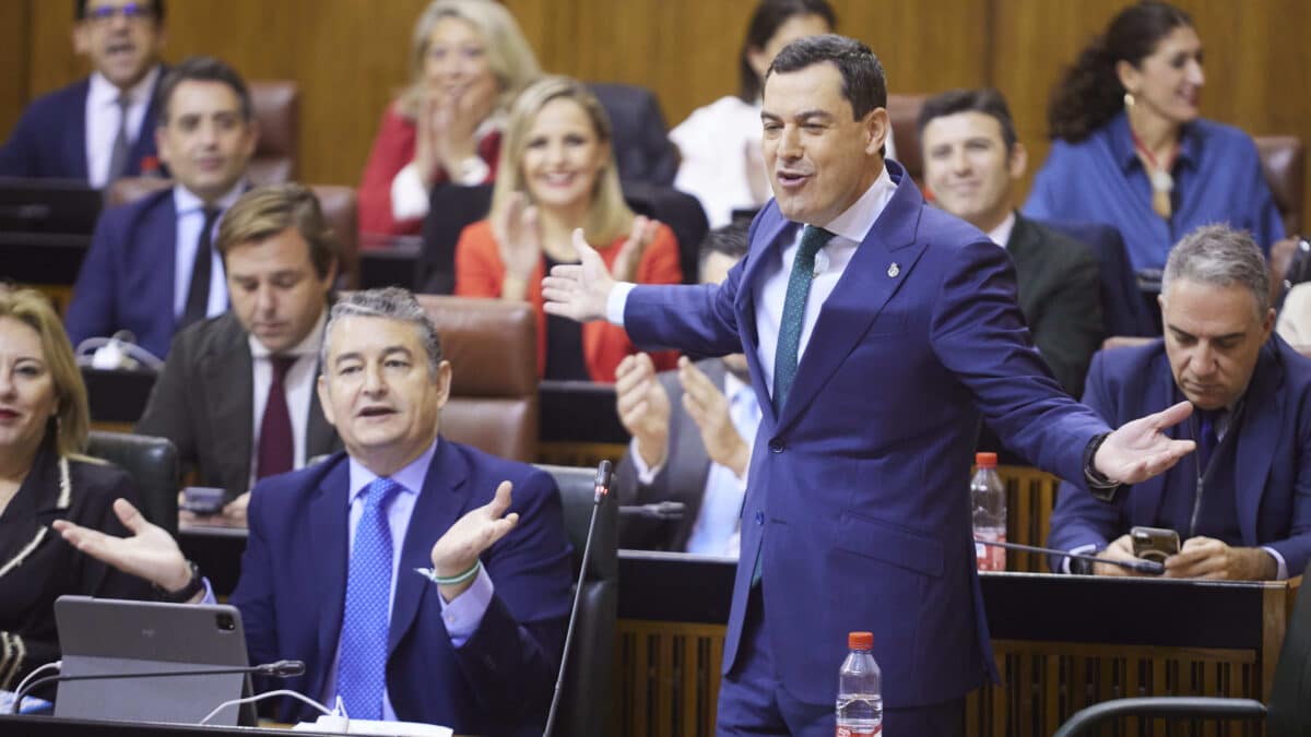 Juanma Moreno y los diputados del PP, en el Parlamento andaluz.