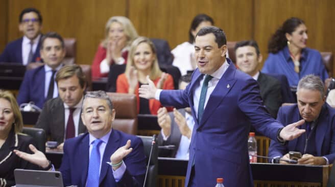 Juanma Moreno y los diputados del PP, en el Parlamento andaluz. Juanma Moreno y los diputados del PP, en el Parlamento andaluz.