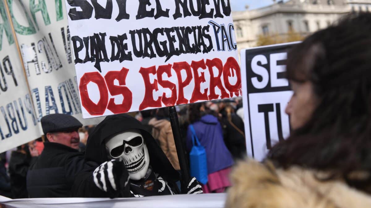 Varias personas se manifiestan en una marcha por la sanidad pública que va desde la Cuesta de Moyano hasta la plaza de La Cibeles, a 17 de diciembre de 2022