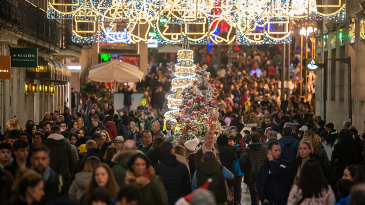 Varias personas pasean por el centro de la ciudad de Vigo para disfrutar de la iluminación navideña, a 17 de diciembre de 2022