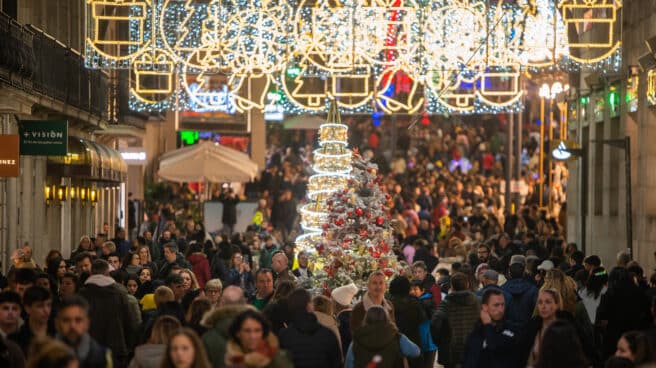 Varias personas pasean por el centro de la ciudad de Vigo para disfrutar de la iluminación navideña, a 17 de diciembre de 2022