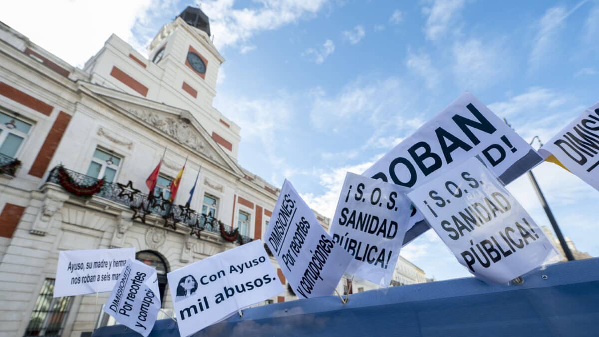 Carteles durante una manifestación de médicos y pediatras, a 21 de diciembre de 2022, en Madrid.