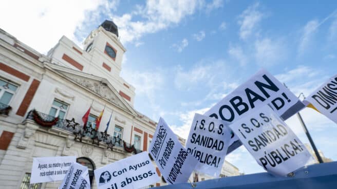 Carteles durante una manifestación de médicos y pediatras, a 21 de diciembre de 2022, en Madrid.