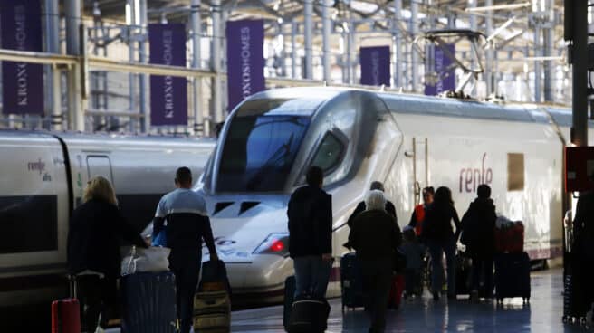 Retrasos en las líneas de alta velocidad de Andalucía y Levante por un desprendimiento de tierras Varios viajeros cogen el Ave en la Estación María Zambrano de la capital, en el primer día de la Operación salida Navidad 2022.