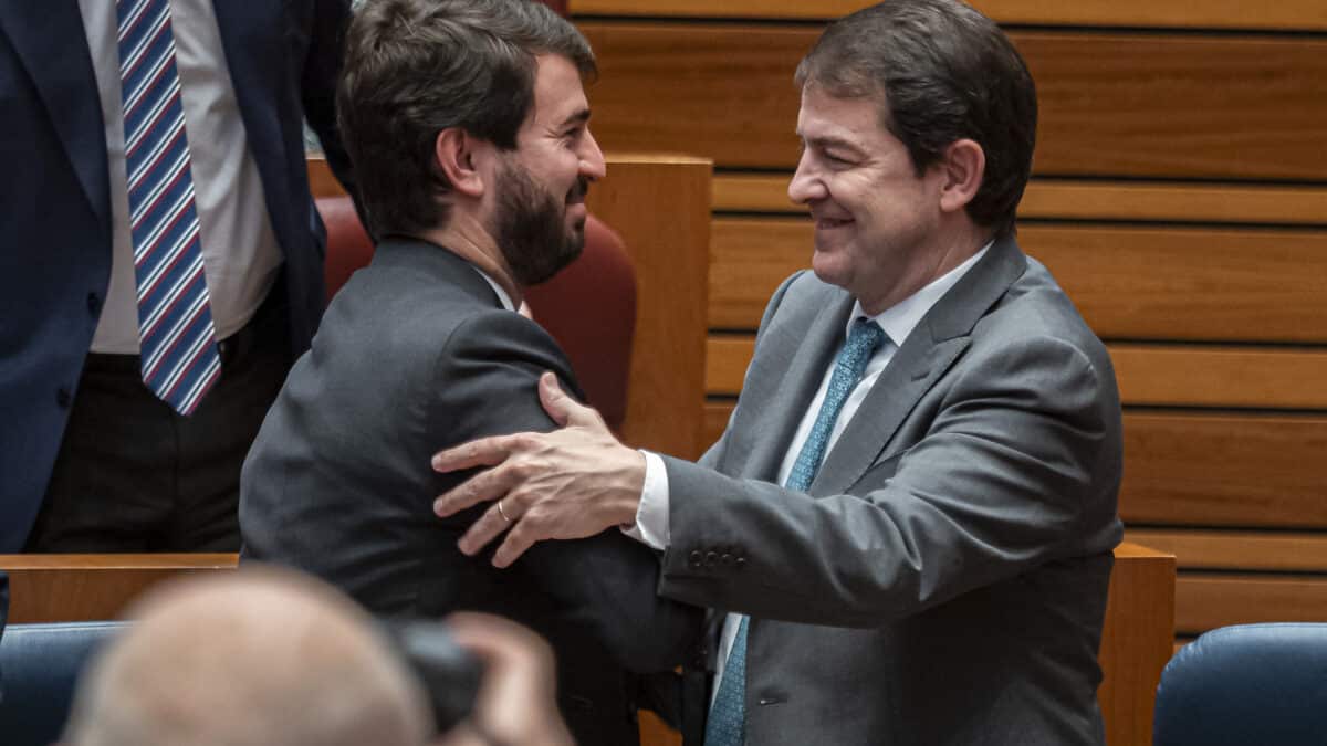 El vicepresidente de la Junta, Juan García-Gallardo (i), y el presidente de la Junta de Castilla y León, Alfonso Fernández Mañueco (d), se abrazan durante la sesión de la votación de las enmiendas del PSOE a la Ley de medidas, en la sede de Las Cortes, a 23 de diciembre de 2022, en Valladolid, Castilla y León, (España). Los grupos parlamentarios de PP y Vox, que sustentan a la Junta de Castilla y León, han votado a favor de las 78 enmiendas del Grupo Parlamentario Socialista a la Ley de Medidas que acompaña al proyecto de presupuestos de la Comunidad para 2023 por un "malentendido" sobre los diez votos particulares de los socialistas a las enmiendas presentadas en Comisión en su día por PP y Vox. Los debates se han agrupado en el pleno de hoy y también la votación de los dos preceptos que, según el PP, se acordaron votar por separado.