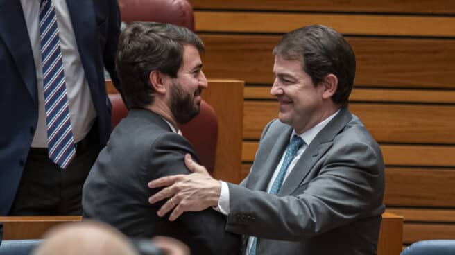 El vicepresidente de la Junta, Juan García-Gallardo (i), y el presidente de la Junta de Castilla y León, Alfonso Fernández Mañueco (d), se abrazan durante la sesión de la votación de las enmiendas del PSOE a la Ley de medidas, en la sede de Las Cortes, a 23 de diciembre de 2022, en Valladolid, Castilla y León, (España). Los grupos parlamentarios de PP y Vox, que sustentan a la Junta de Castilla y León, han votado a favor de las 78 enmiendas del Grupo Parlamentario Socialista a la Ley de Medidas que acompaña al proyecto de presupuestos de la Comunidad para 2023 por un "malentendido" sobre los diez votos particulares de los socialistas a las enmiendas presentadas en Comisión en su día por PP y Vox. Los debates se han agrupado en el pleno de hoy y también la votación de los dos preceptos que, según el PP, se acordaron votar por separado.