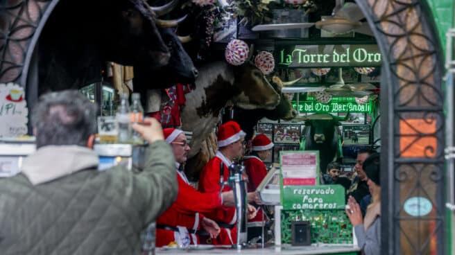 EuropaPress_4888049_varias_personas_toman_aperitivo_nochebuena_llamado_popularmente_tardebuena