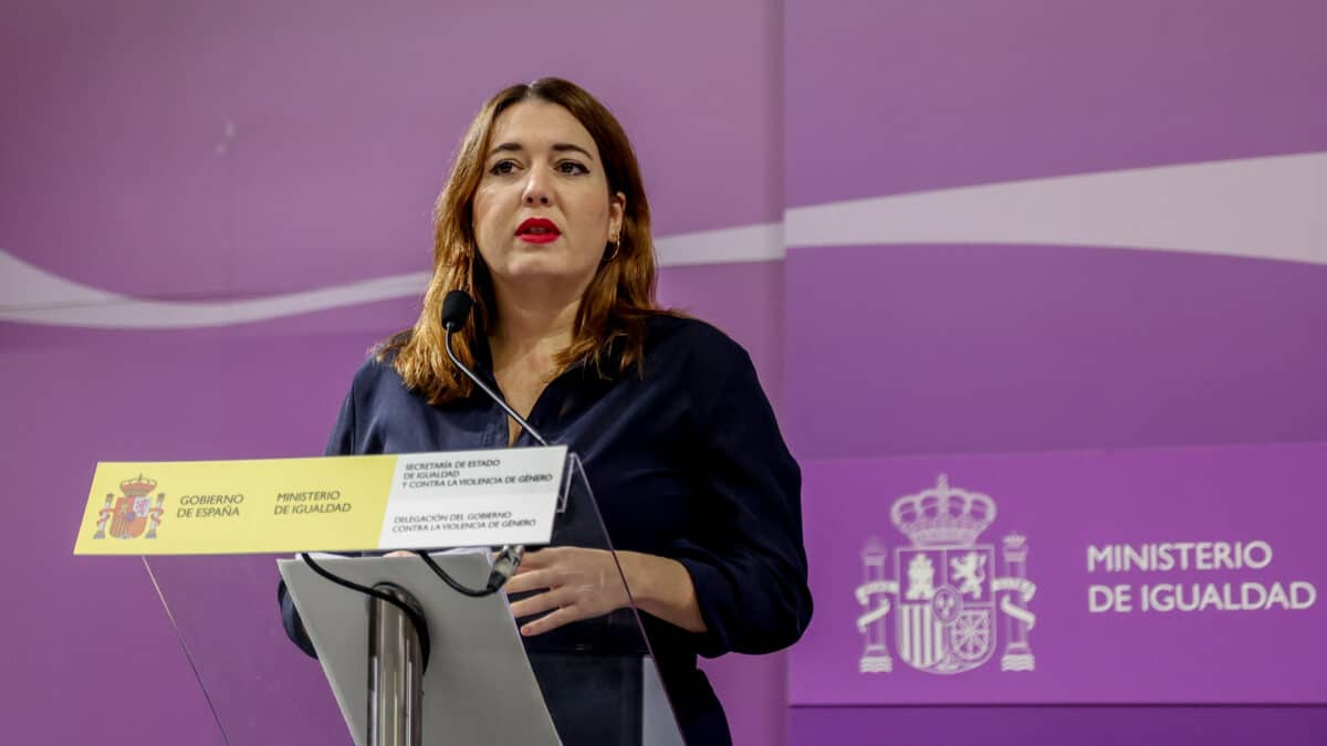 La secretaria de Estado de Igualdad y contra la Violencia de Género, Ángela Rodríguez Pam, interviene durante la rueda de prensa posterior a la reunión del primer Comité de Crisis entre el Ministerio de Igualdad, el Ministerio de Justicia, el Ministerio del Interior, las comunidades autónomas en las que se han producido los asesinatos y las Unidades de Violencia correspondientes, en el Ministerio de Igualdad, a 28 de diciembre de 2022, en Madrid (España). El objetivo de esta reunión es analizar la manera de dar una mejor respuesta al repunte de asesinatos machistas producido en el mes de diciembre. Al menos nueve mujeres han muerto asesinadas a manos de sus parejas o exparejas en este mes de diciembre, el último caso anunciado esta misma mañana ocurrido en Bilbao, y la cifra puede subir a diez de confirmarse el último caso de Soria, y que convierten al último mes del año en el más trágico de todo 2022.