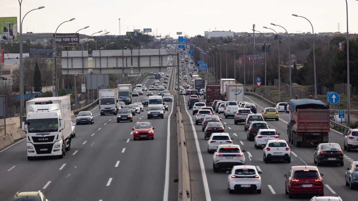 Circulación en el Km 17 de la autovía A4 en la segunda fase de la operación salida por Navidad de la DGT