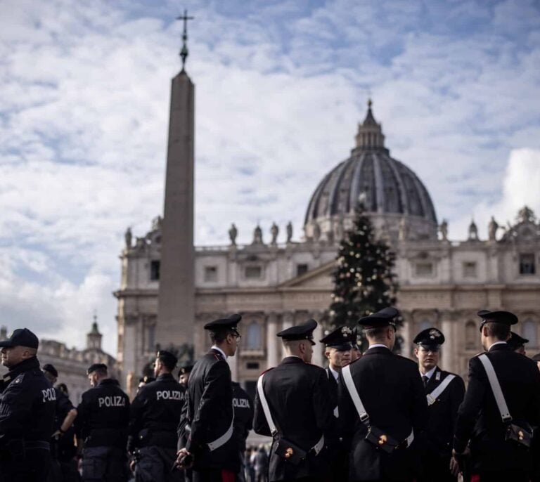 Roma se prepara para recibir 35.000 fieles a velar a Benedicto XVI y 60.000 para su funeral
