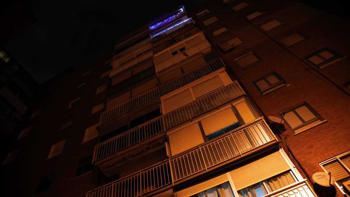 Fachada de la vivienda donde una mujer ha envenenado mortalmente a su marido y posteriormente se ha suicidado, a 3 de enero de 2023, en Fuenlabrada, Madrid (España).