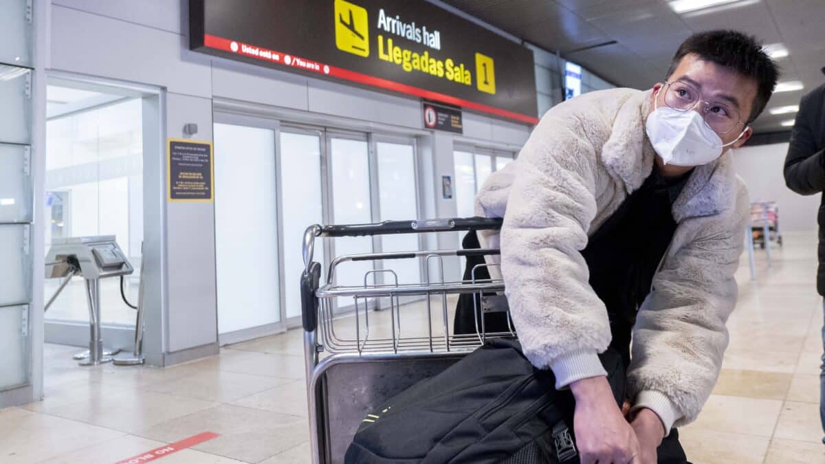 Un pasajero llega al aeropuerto Adolfo Suárez Madrid-Barajas procedente de un vuelo de Chongqing (China)