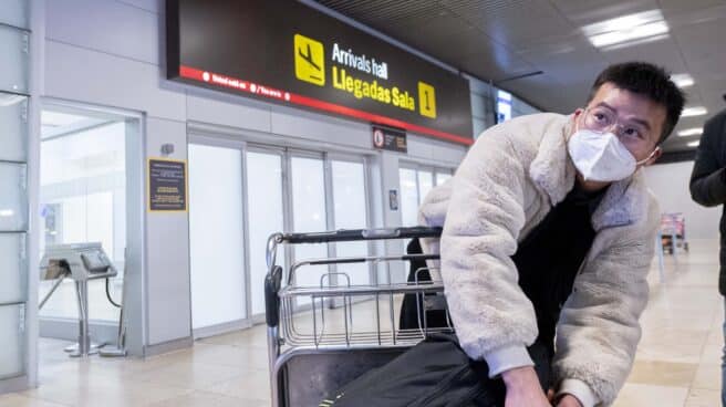 Llega a Madrid desde China el segundo avión cuyos ocupantes deben pasar control en Barajas Un pasajero llega al aeropuerto Adolfo Suárez Madrid-Barajas procedente de un vuelo de Chongqing (China)