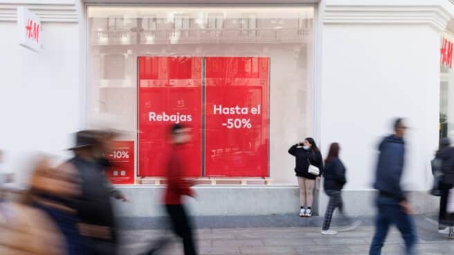 ¿Hasta cuándo duran las rebajas de enero 2023? Varias personas caminan frente a una tienda de H&M