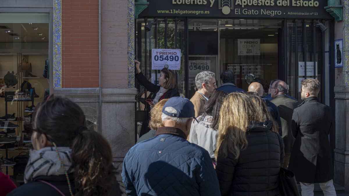 Una mujer sostiene dos décimos para el Sorteo Extraordinario del Niño. A 04 de enero de 2023, en Sevilla