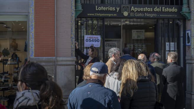 Comprueba tu décimo de Lotería del Niño 2023 Una mujer sostiene dos décimos para el Sorteo Extraordinario del Niño. A 04 de enero de 2023, en Sevilla